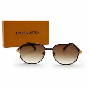 Lunettes de soleil de luxe de forme ronde Louis Vuitton pour femme avec verres dégradés marron, branches à motif écaille de tortue et charnières dorées ornées du logo LV, posées à côté de leur boîte de présentation orange.