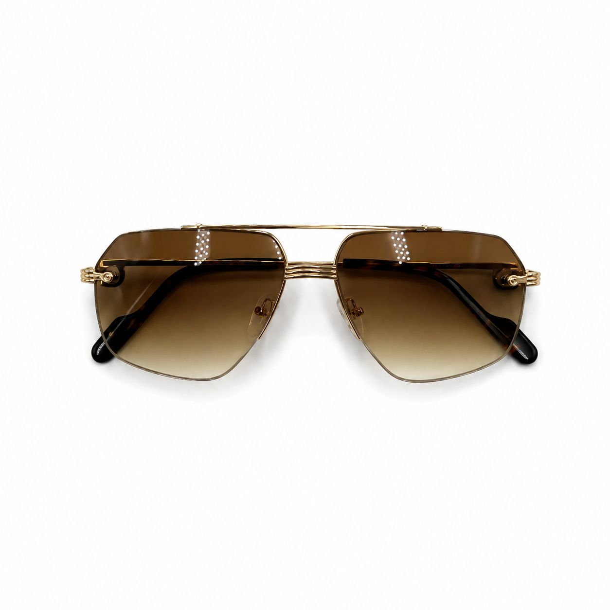 Lunettes de soleil de luxe pour homme sans monture, verres dégradés marron avec double pont et branches dorées, posées sur un fond blanc épuré.