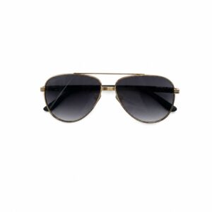 Lunettes de soleil de luxe de style aviateur Première de Cartier avec monture en métal doré poli, double pont, verres gris dégradés et branches en acétate noir ornées d'un motif géométrique en émail noir et or, présentées à côté de leur écrin rouge signature Cartier.