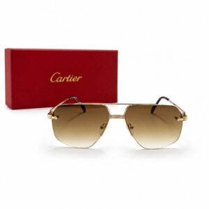 Lunettes de soleil de luxe Cartier pour homme, monture invisible avec finitions métalliques dorées et double pont, verres teintés dégradé marron, présentées à côté d'un coffret cadeau rouge signature Cartier.