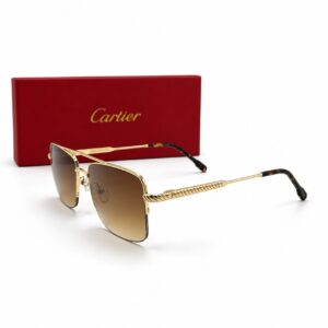 Lunettes de soleil Cartier pour homme avec monture rectangulaire en métal doré, double pont et verres dégradés marron sur fond blanc.