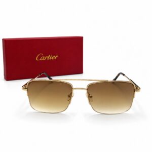 Lunettes de soleil de luxe Cartier pour homme avec monture en métal doré et branches torsadées raffinées. Les verres rectangulaires dégradés marron offrent un style chic et intemporel, présentés devant leur boîte rouge Cartier.