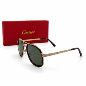 Lunettes de soleil de luxe Cartier Santos pour homme avec monture aviateur en métal doré, cerclage écaille de tortue et verres vert foncé, présentées devant leur boîte rouge emblématique.