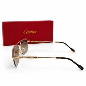 Lunettes de soleil de luxe Cartier pour homme avec monture rectangulaire en métal doré, double pont élégant, verres dégradés marron et boîte de présentation rouge d'origine.
