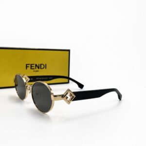 Lunettes de soleil Fendi FF Diamonds de forme ronde en acétate noir et métal doré, présentées devant leur coffret jaune iconique Fendi Roma.