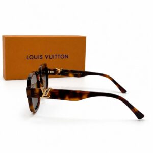Lunettes de soleil de luxe pour homme Louis Vuitton avec monture carrée épaisse en acétate écaille de tortue et verres teintés bruns foncés.