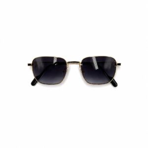 Lunettes de soleil de luxe Cartier avec monture en métal doré et liseré en laque noire, verres foncés et charnières dorées Signature C de Cartier, posées à côté de leur boîte rouge emblématique.