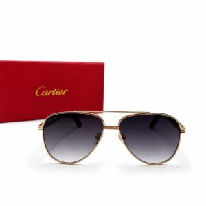 Lunettes de soleil de luxe de style aviateur Première de Cartier avec monture en métal doré poli, double pont, verres gris dégradés et branches en acétate noir ornées d'un motif géométrique en émail noir et or, présentées à côté de leur écrin rouge signature Cartier.